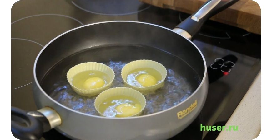 Яйцо пашот на сковороде