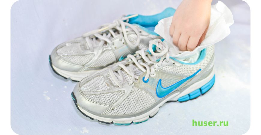 Как почистить белые кроссовки внутри